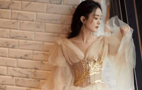 赵丽颖国产礼服点评视频,国产礼服的时尚魅力